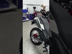 길거리 자전거 의 외모 는 그 의 비교 할 수 없는 디자인 매력을 보여 주는 사진 으로 그려져 있다